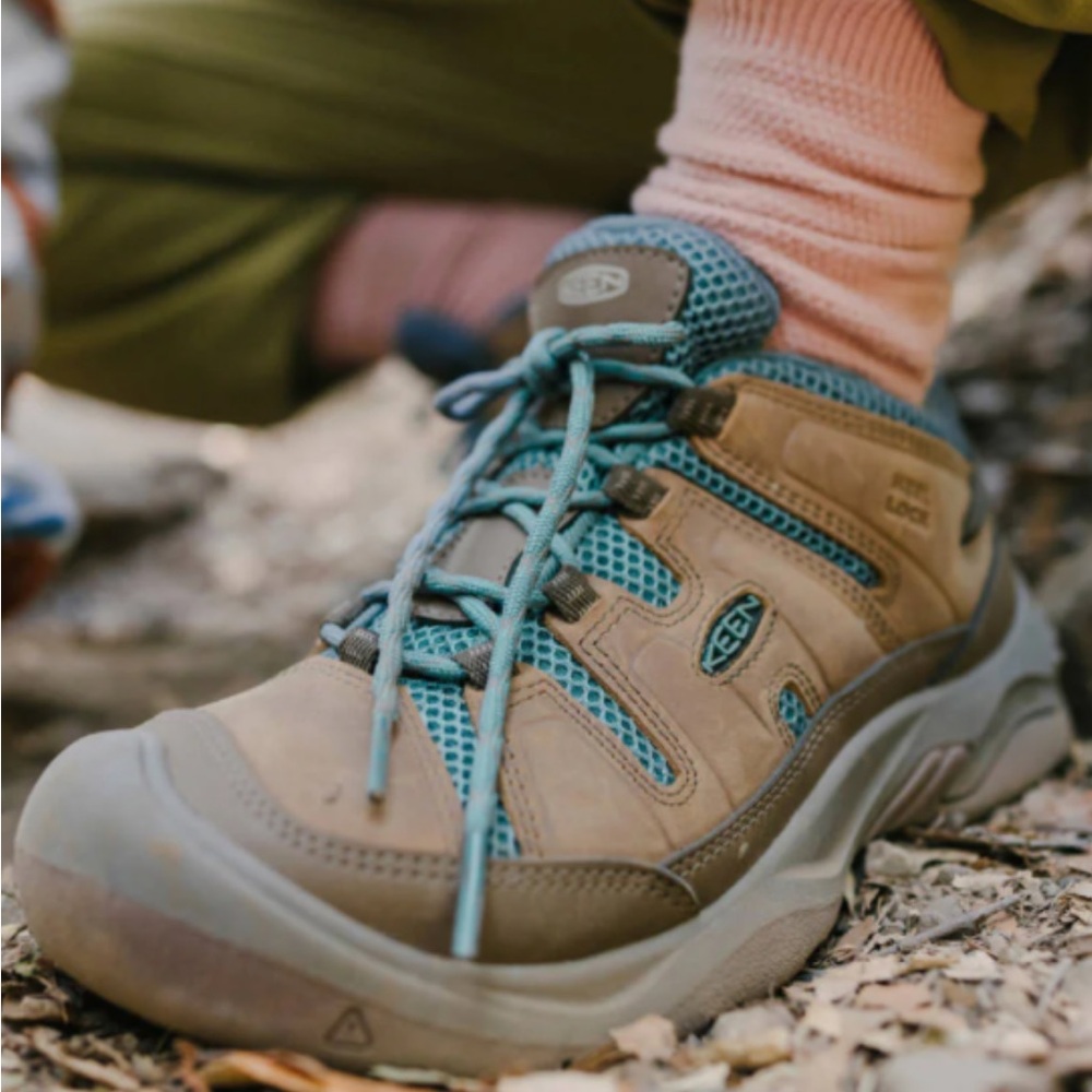 New Keen hiking boots low